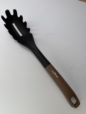 NutriChef Brown & Black Kitchen Pasta Server